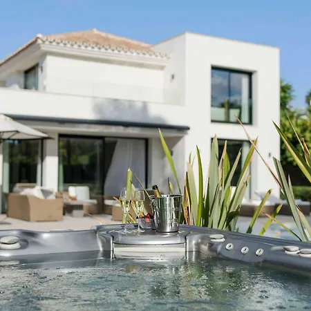 With Private Heated Pool Steam Jacuzzi & Gym *